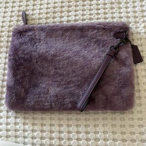 Coach Charter Pouch in Signature Shearling Light purple